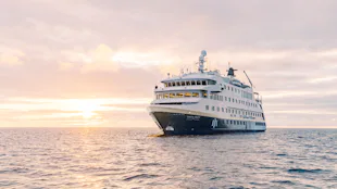 MS Santa Cruz II fartyg på havet i soluppgång