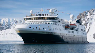 MS Spitsbergen fartyg på havet mellan Svalbard och Burgerbutka