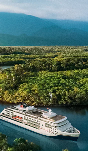 Bilden visar Hapag-Lloyds fartyg på Amazonasfloden