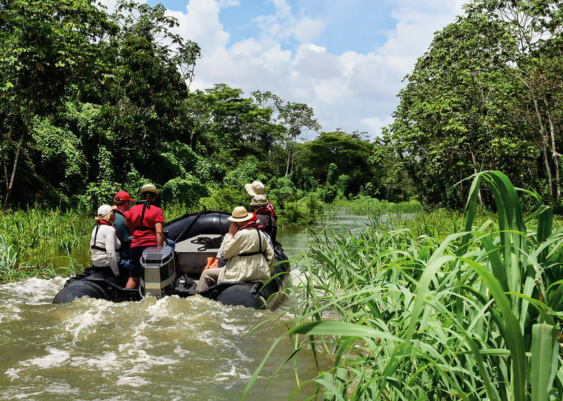 Bilden visar 6 personer i en zodiak-båt på amazonasfloden