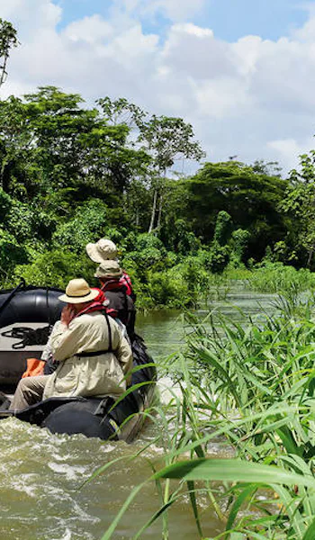 Bilden visar 6 personer i en zodiak-båt på amazonasfloden