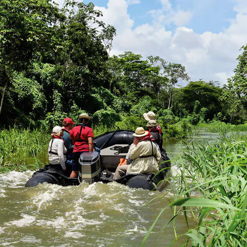 Bilden visar 6 personer i en zodiak-båt på amazonasfloden