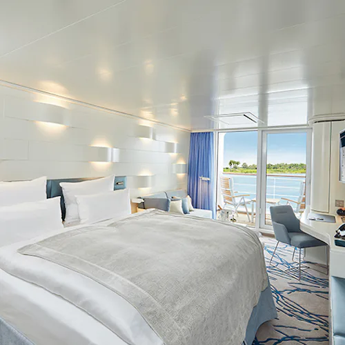 Bilden visar en balkonghytt ombord på Hapag-Lloyds fartyg HANSEATIC inspiration