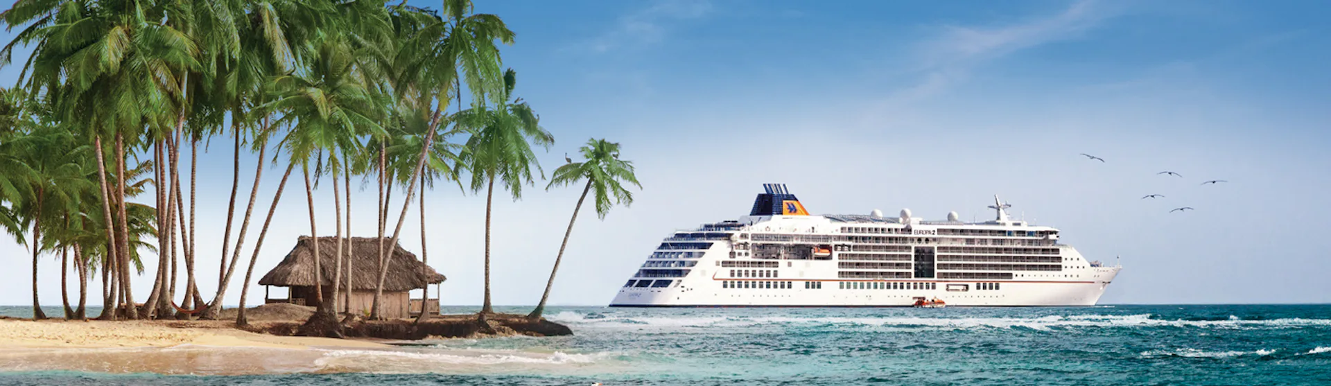 Bilden visar Hapag-Lloyds fartyg MS Europa 2 vid en karibisk strand med palmer.