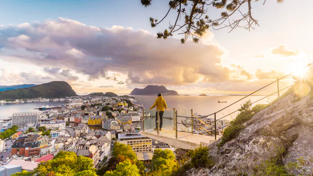 Bilden visar en person som står på utsiktsplatsen där man ser hela Ålesund.