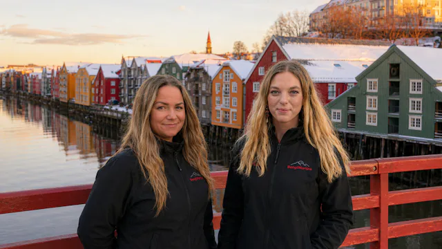 Bild på Daphne och Ellinor i Trondheim. Vi hjälper er att finna rätt paketresa.