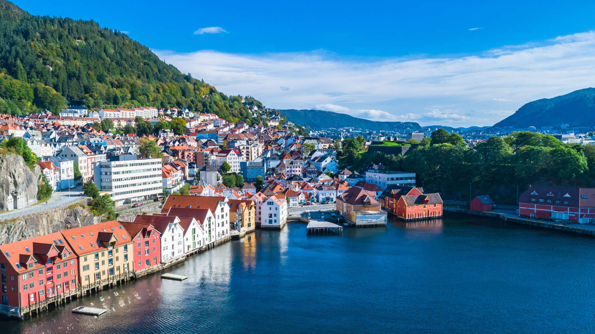 Bilden visar staden Bergen från ovan en solig dag