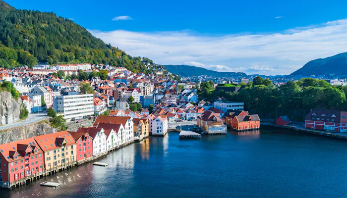 Bilden visar staden Bergen från ovan en solig dag